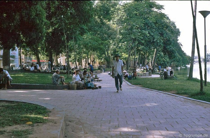 Quanh Hồ Hoàn Kiếm là nơi nghỉ ngơi, bán hàng, chụp ảnh, ngắm cảnh, tập thể dục... của người Hà Nội và du khách từ mọi nơi về Hà Nội, 1991.